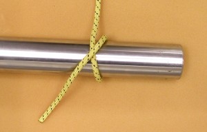 Figuur 1: Constrictorknoop - stap 1