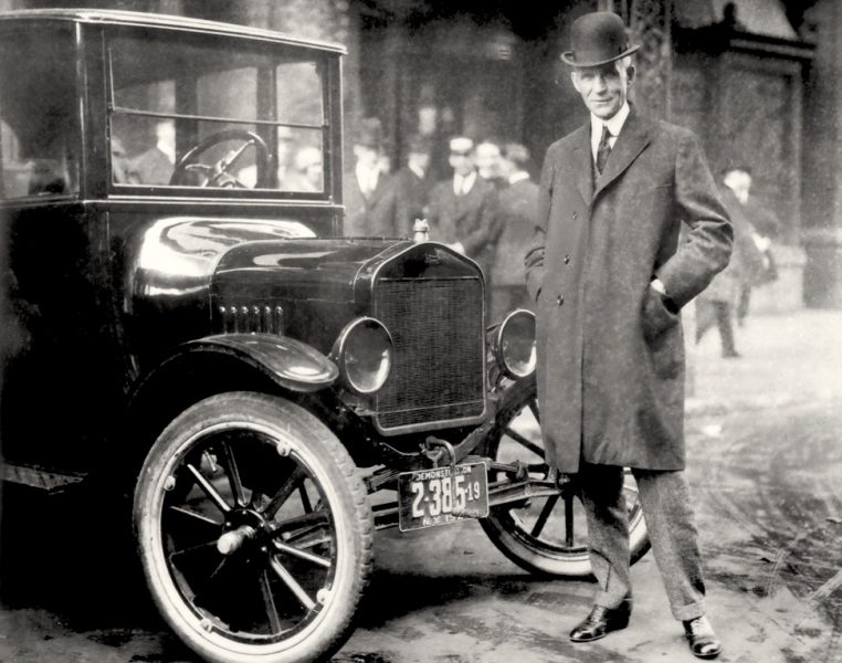 Ford in 1921 naast zijn Model T