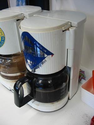 Het veelgebruikte koffiezetapparaat in de Simonkamer.